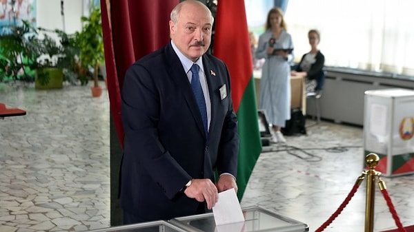 Belarus'ta 26 yıldır iktidarda olan Aleksandr Lukaşenko'nun, 9 Ağustos'ta düzenlenen devlet başkanlığı seçimlerini yaklaşık yüzde 80 oy oranıyla ile yeniden kazandığını duyurması ve kendini seçimlerin galibi ilan etmesi üzerine ülkede protestolar başlamıştı.