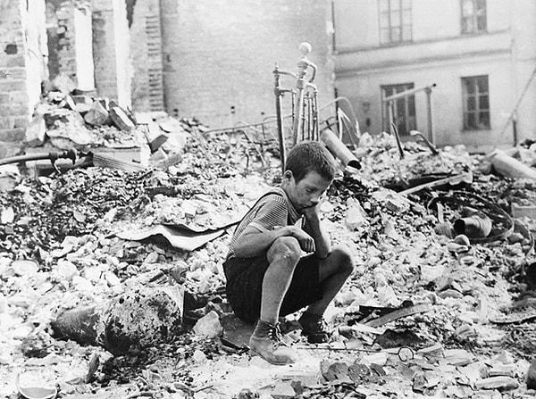 6. Varşova'nın yıkıntıları arasında oturan Polonyalı bir çocuk, 1939.