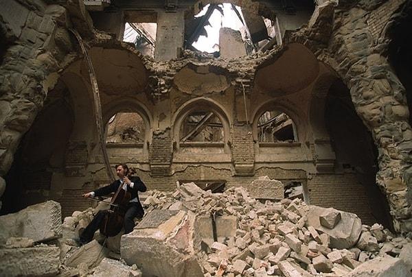 9. Milli sanatçı, Saraybosna'daki yıkılan kütüphanede çello çalıyor, 1992.