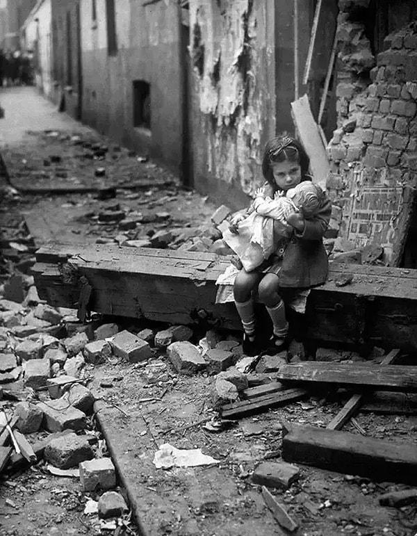 11. Londra'nın bombalanmasının ardından küçük kız oyuncak bebeğiyle, 1940.