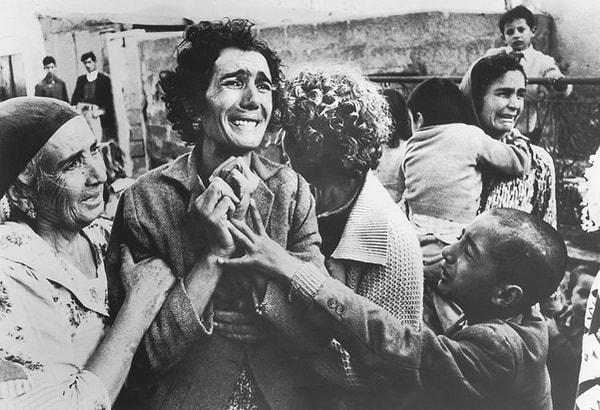12. Kıbrıs'taki savaşta kaybettiği eşinin yasını tutan bu kadın Türk, 1964.