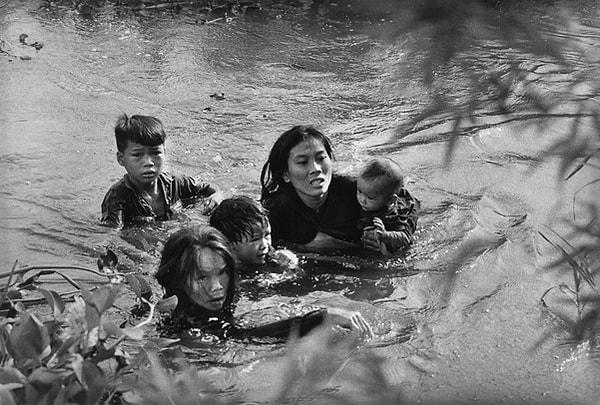 13. ABD bombardımanından kaçmaya çalışan Vietnamlı bir anne ve çocukları.
