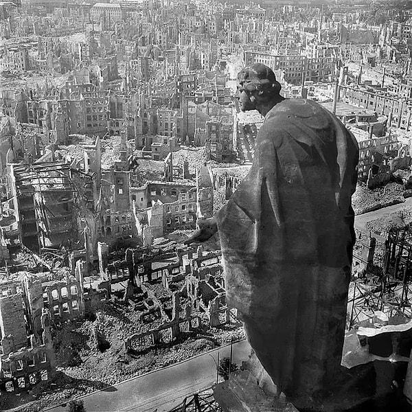 16. 1945'te bombalanmasının ardından Dresden.