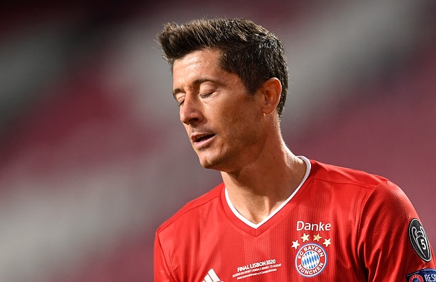 Robert Lewandowski'nin bir topunu direkten döndüğü,