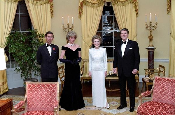 Genç ve sempatik Prenses Diana daha davetin ilk saatleri içerisindeyken Hollywood'un o dönemki en büyük yıldızlarından bazılarıyla ve davet edilmesini bizzat kendisinin isteği John Travolta, Clint Eastwood ve Neil Diamond'la çoktan tanışmıştı.