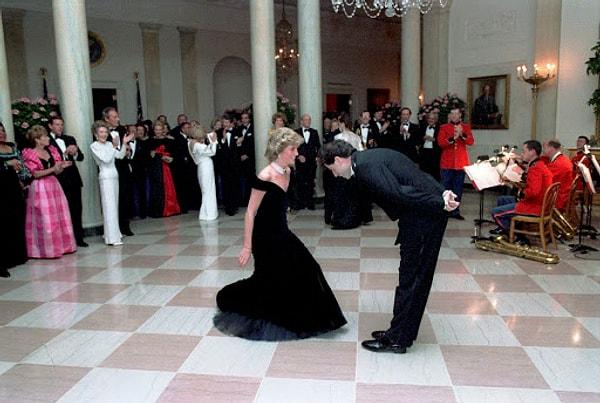 Beyaz Saray'daki onları izleyen meraklı gözlerle dolu bir salonun ortasında dans pistine çıkan Prenses Diana ve John Travolta'nın fotoğrafları, Travolta'nın en ünlü filmlerinden bazı sahneler kadar ikonik hâle gelecekti.