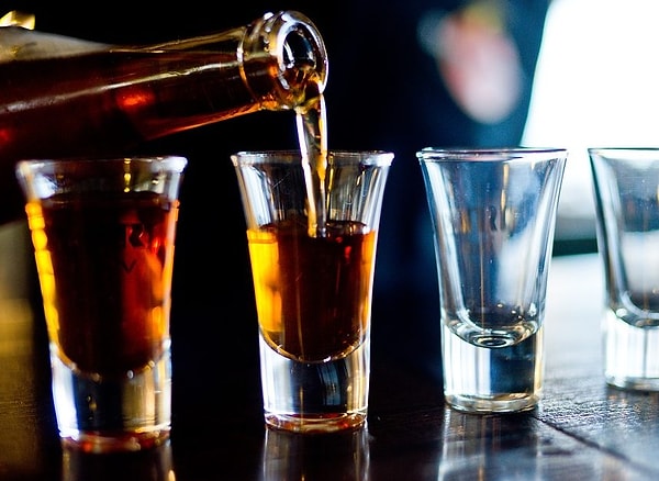 15. Согласно опросу, проведенному в 2010 году, 76 % британцев были пьяны на тех фотографиях, на которых их отметили.