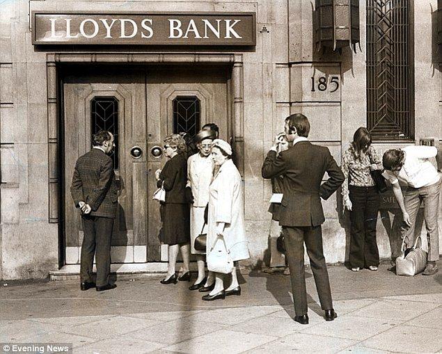 Olayın ardından Lloyd Bankasında emanet kasası olan birkaç kişi bankaya dava açmış.
