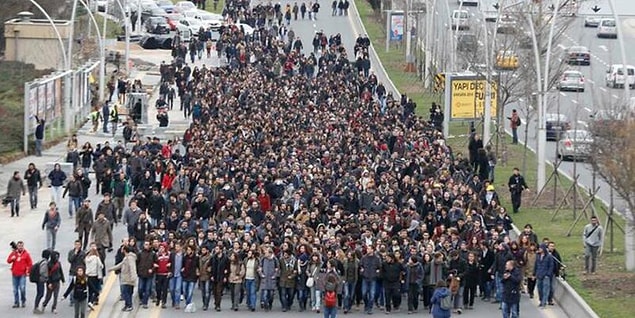 Yaşadıkları yerde kendilerine en uzak hissettikleri siyasi partilerin "basın açıklaması yapabilmesini" %47.7'si, "toplantı düzenleyebilmesini" 44.0'ı ve "yürüyüş düzenleyebilmesini" 46.4'ü kabul etmiyor.