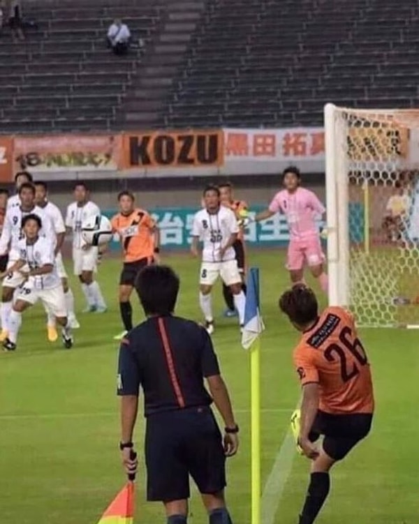 А вы видите мяч? Нет, это болельщик, ищите дальше