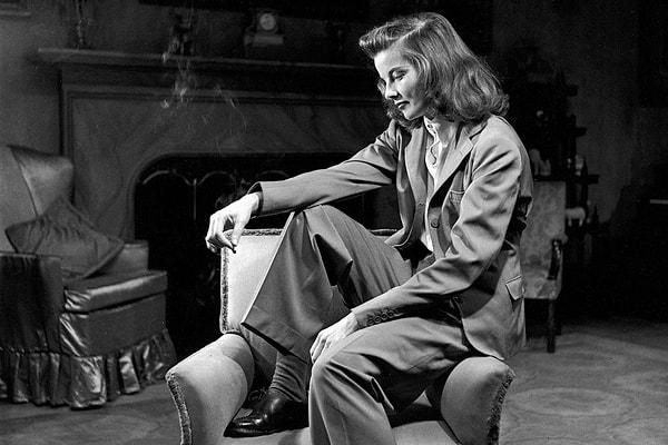 6. Ünlü oyuncu Katharine Hepburn etek giymeyi sevmediği için günlük hayatında hep kot pantolon giyiyordu. Bir çekim sırasında etek giymesi için giyinme odasından pantolonu alındığında set alanına iç çamaşırlarıyla gitmişti.