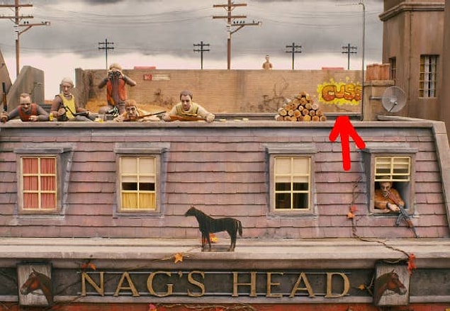 3. 'Fantastic Mr. Fox' filminde karakterlerin küfür etmek yerine 'cuss' kelimesini kullanmasına bir gönderme olarak duvarda küfür yerine 'cuss' yazması.