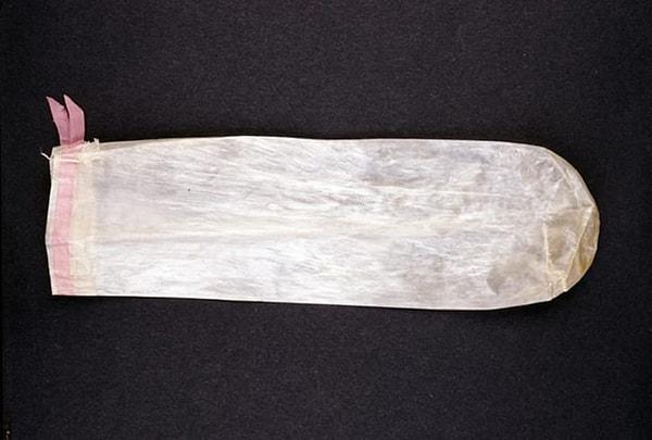 Kadınlara daha güzel gelmesi için prezervatiflere kurdele takılmaya başlandı. 18.yüzyıla ait kurdeleli bir prezervatif: