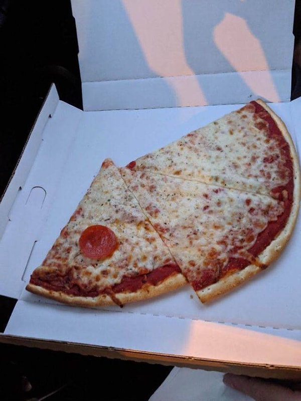 13. "Говорю: два куска с сыром и один с пепперони"