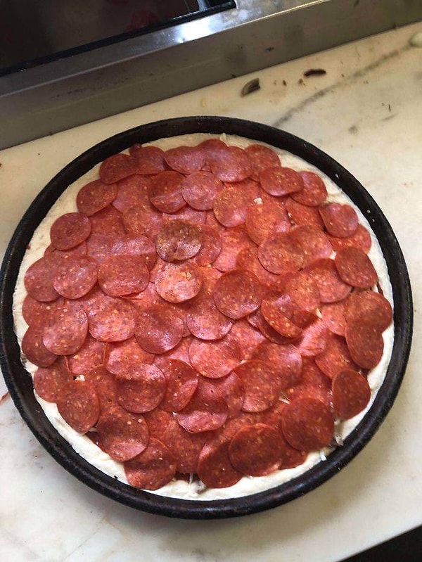 20. «Клиент попросил побольше пепперони»