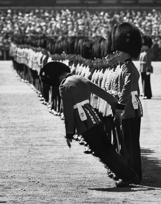1. Kraliçe Elizabeth geçerken bayılan bir İngiliz askeri.