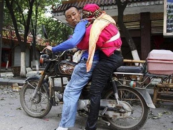 7. 2008'de yaşanan Siçuan depreminin ardından bu adam eşinin cansız bedenini taşıyor.