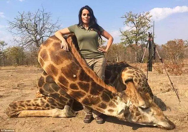 15. Bu zürafa ölü. Para karşılığı fotoğraf için öldürülmüş.