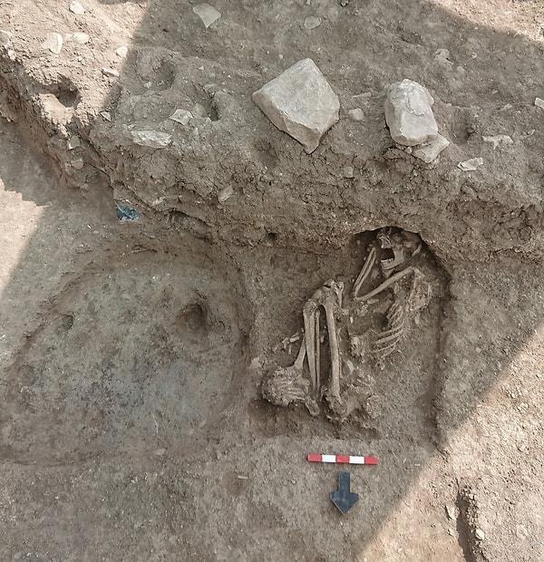 Alanda yapılan kazı çalışmalarında kemik ve taşlardan yapılmış aletlerin yanı sıra ilk kez insan iskeletine ulaşıldı.