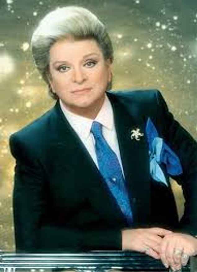 Zeki Müren şüphesiz bu ülkenin en büyük değerlerinden bir tanesi. Kusursuz icrası ve özgün tarzı ile "Sanat Güneşi" olarak anılması elbette boşuna değil.