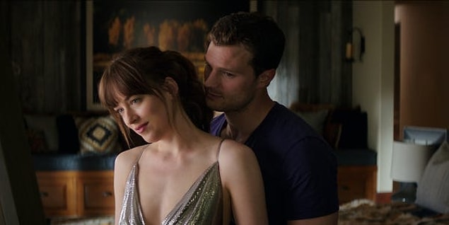 2. Dakota Johnson 'Fifty Shades of Grey'in o meşhur sahnelerinde çok eğlenmiş...