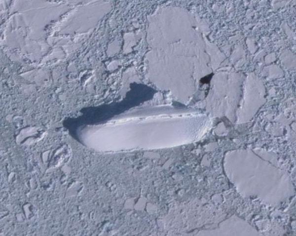 1. Antarktika'da terk edilmiş bir seyahat gemisi.