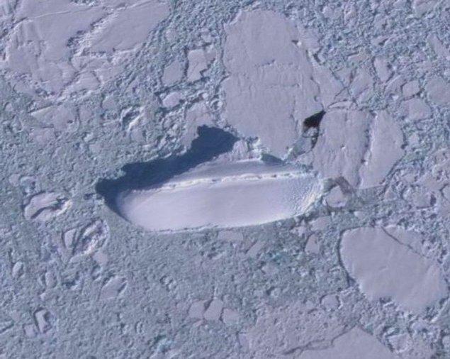 1. Antarktika'da terk edilmiş bir seyahat gemisi.
