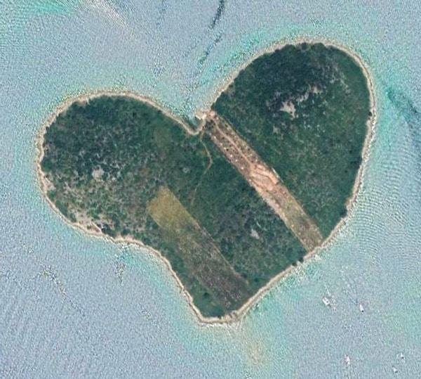 4. Hırvatistan'da kalp şekline bir ada.