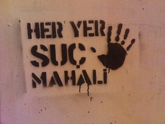 Kadın cinayeti ve tecavüz vakaları sanıklarının savunmalarından bazı cümleler okuduk. Peşi sıra gelen takım elbise, kravat ve iyi hal üçgenini hepimiz biliyoruz…