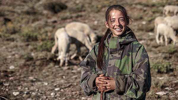 Ortaokula giden Emine, yaz aylarında ailesiyle birlikte yayla yayla gezerek göçebe bir hayat yaşıyor.