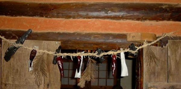 3. В Корее перед дверями домов, где есть новорожденный, висит веревка.