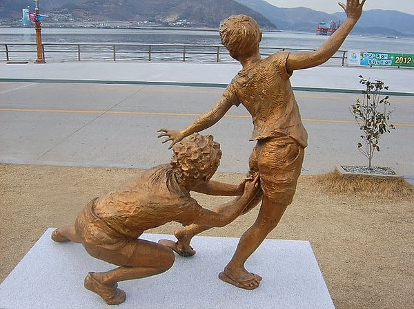 14. В Японии есть игра под названием Канчо, пользующаяся популярностью у школьников начальных классов. Играющий складывает ладони с вытянутыми указательными пальцами вместе и пытается вонзить их в анус противнику, когда потенциальная жертва занята чем-нибудь другим.