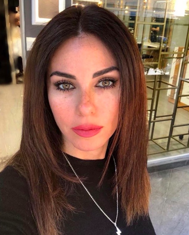 48 yaşındaki Defne Samyeli'nin güzelliğini anlatmaya nereden başlasak bilemiyoruz.