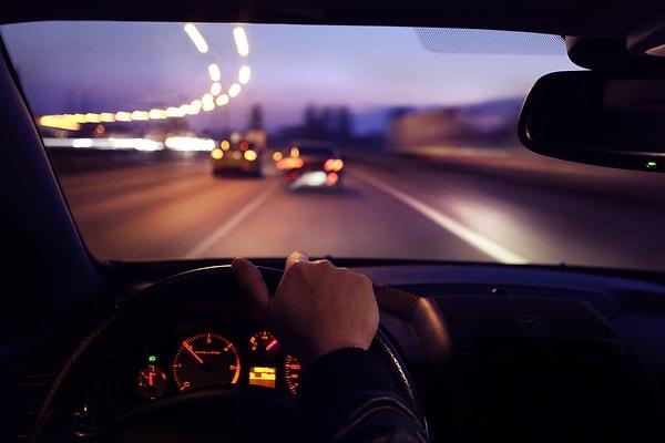 8. Geceleri kara yolunda karşı yönden gelen sürücülerin gözlerini kamaştırmamak için hangi ışıkların yakılması zorunludur?