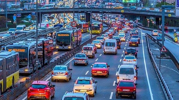 14. Aşağıdakilerden hangisi trafik ortamında riskli davranış olarak değerlendirilmez?