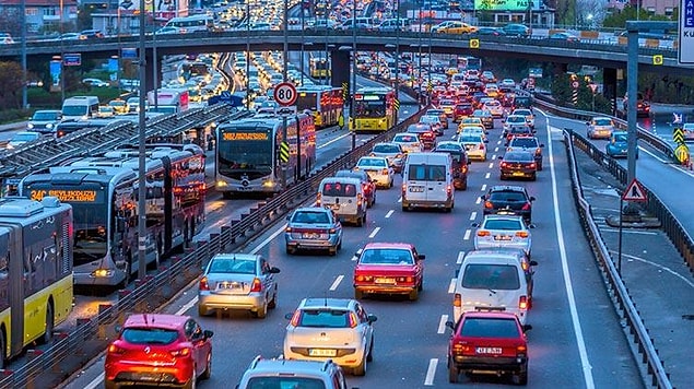 14. Aşağıdakilerden hangisi trafik ortamında riskli davranış olarak değerlendirilmez?