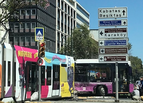 İstanbul'da Tramvay, Halk Otobüsüne Çarptı: Kabataş-Bağcılar T1 Hattında Seferler Geçici Olarak Durduruldu