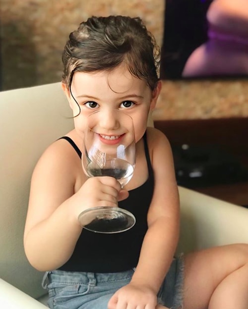 Bir zamanların popüler dizisi Kara Sevda'yı hatırlıyorsunuz değil mi? İşte orada dünyalar tatlısı, setin neşesi haline gelen Arven'in canlandırdığı "Deniz bebek" vardı. İşte şimdiler de bu güzellik, annesinin kontrolünde bir sosyal medya fenomenine dönüştü.