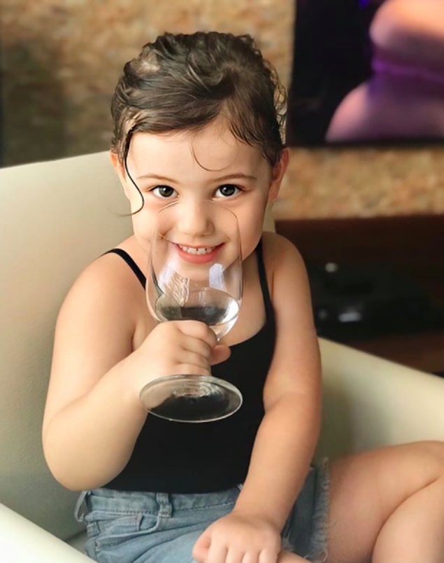 3. Bir zamanların popüler dizisi Kara Sevda'yı hatırlıyorsunuz değil mi? İşte orada dünyalar tatlısı, setin neşesi haline gelen Arven'in canlandırdığı "Deniz bebek" vardı. İşte şimdilerde bu güzellik, annesinin kontrolünde bir sosyal medya fenomenine dönüştü.