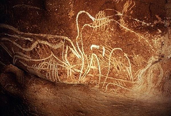 Örneğin, ilk çağlardan (M.Ö. 39.000) günümüze kadar ulaşan, mağara resimlerini, kalıntı ve eserleri düşünelim. Bunlar o zamana ait değerlerin simgesel ifadeleri.