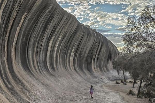 8. Avustralya'da oluşmuş dalga şeklindeki kaya.