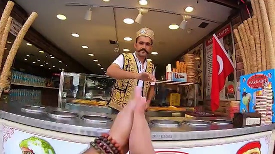 Turist Müşteriye Hayatında Görüp Görebileceği Kadar 'Feyk Atan' Maraş Dondurmacısı