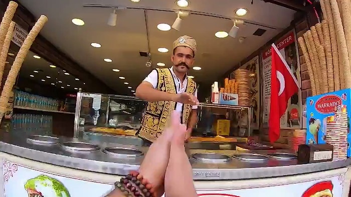 Turist Müşteriye Hayatında Görüp Görebileceği Kadar 'Feyk Atan' Maraş Dondurmacısı