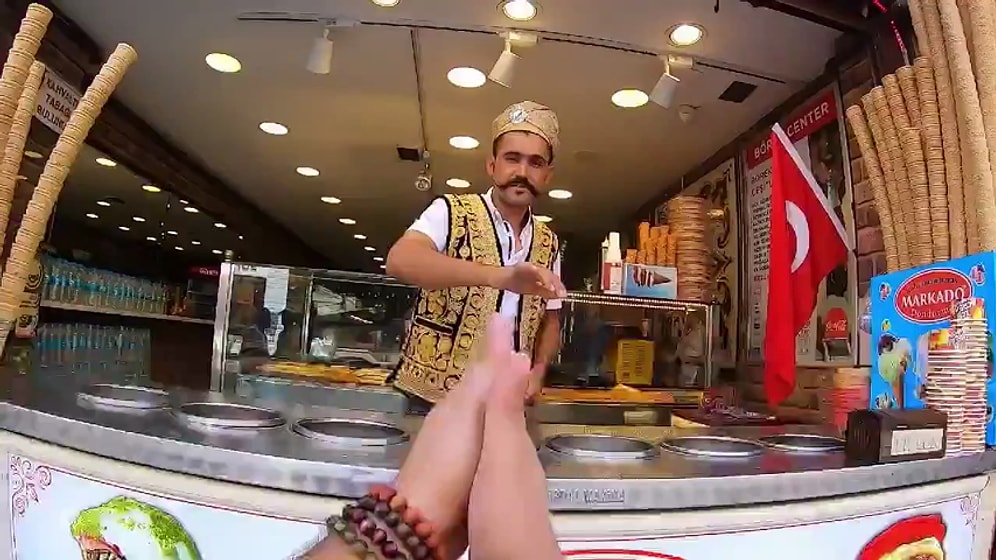 Turist Müşteriye Hayatında Görüp Görebileceği Kadar 'Feyk Atan' Maraş Dondurmacısı