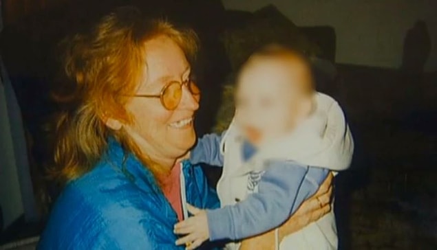 Vukuatları bir türlü son bulmayan Katherine Knight, daha sonra bir kasabada elinde balta ile görülüyor.