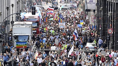 Almanya'da Binlerce Kişi Kovid-19 Tedbirlerini Protesto Etti: Maske Takmak İstemiyoruz