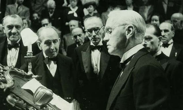 Fleming 1945'te Nobel Ödülü'nü kabul ederken penisilinin yanlış kullanımının bakteriyel dayanıklık oluşturabileceğini söylemişti.