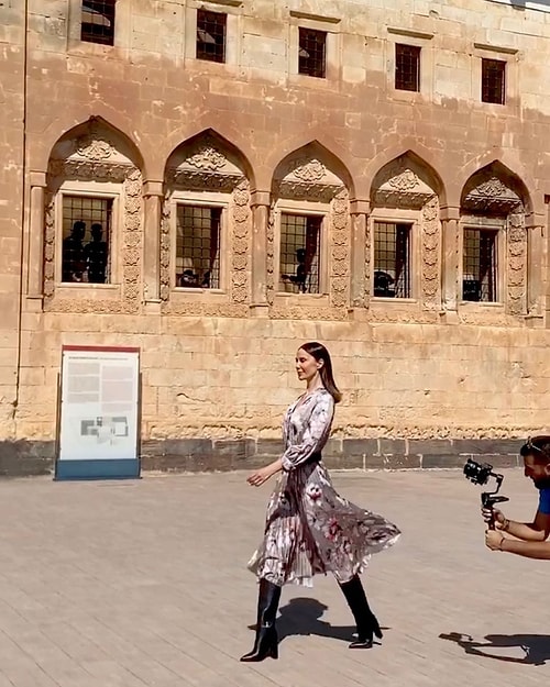 Ağrı'da Birbirinden Ünlü İsimlerin Katılımıyla Gerçekleşen Defilenin Jacquemus Markasından Esinlendiği İddiası Ortalığı Karıştırdı