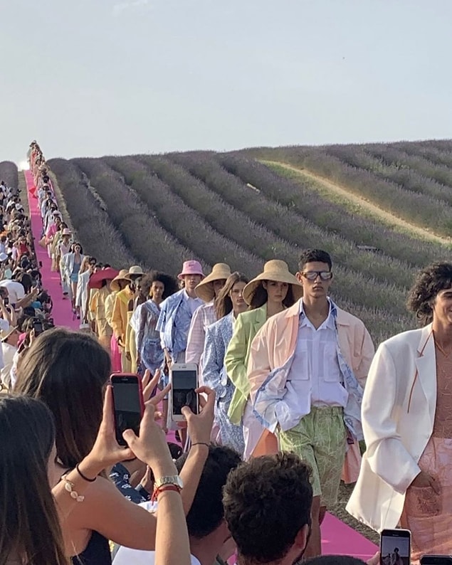 Son yılların en popüler markalarından Jacquemus, geçtiğimiz yıl düzenlediği bu defileyle günlerce konuşulmuştu.