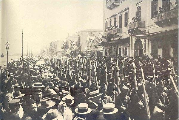 15 Mayıs 1919'da İtilaf Devletleri'nin izniyle Yunan Ordusu İzmir'e çıkarma yaptı.
